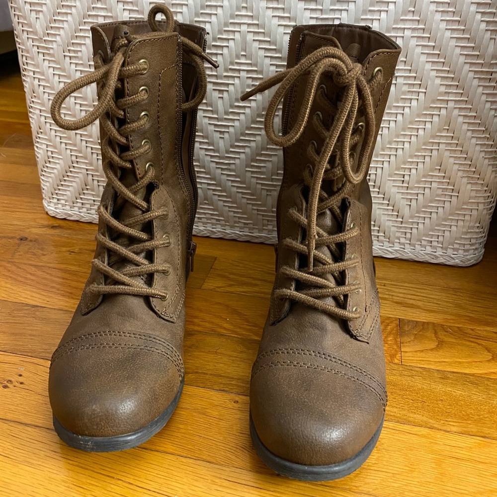 Combat boots